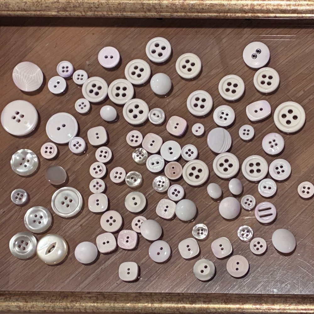 Vintage Sewing / Crafting Buttons, for clothing, jewelry, or crafts.
Total: 84
